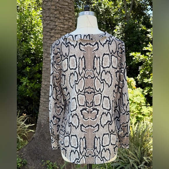 Cabi "Serpentine" split neck blouse - size M - Picture 3 of 4